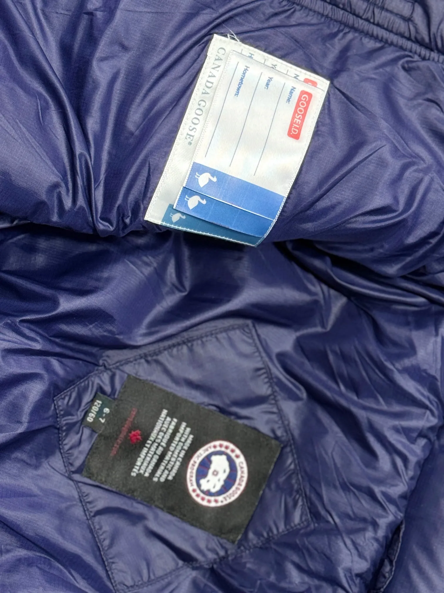 P640 CANADA GOOSE Canada Goose Crofton Children's Down Hoodie Big Goose Down Jacket 5460K Product Features ·This style uses thin channel-filled structural filling: 750-fill duck down, with lightweight fabrics and trims, lightweight and warm, allowing you to move freely ·Decorated with iconic double-stripe reflective details on the back ·Adjustable down hood sewn with reflective trim to enhance warmth and better protect against bad weather ·A weatherproof placket is designed under the two-way zipper to prevent wind and keep warm. The zipper opens from the bottom for increased range of motion and improved breathability. Power Stretch® reflective cuffs are stylish and lightweight, adding wind protection and warmth and making you more visible in low-light environments. Goose I.D. heritage label on the inside. 2 exterior pockets: Hand pockets with zipper closure and tricot fabric at the joints for softness and warmth.